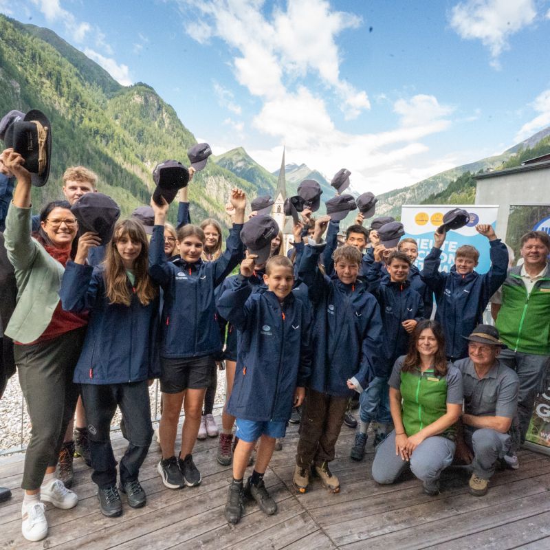 Bei der Auftaktveranstaltung im Haus der Steinböcke präsentierten sich die Junior Ranger:innen gemeinsam mit Landesrätin Sara Schaar, Kärntnermilch-Geschäftsführer Helmut Petschar, Projektleiter Johann Keuschnig sowie den Nationalparkranger:innen Georg Granig und Karoline Winkler.
