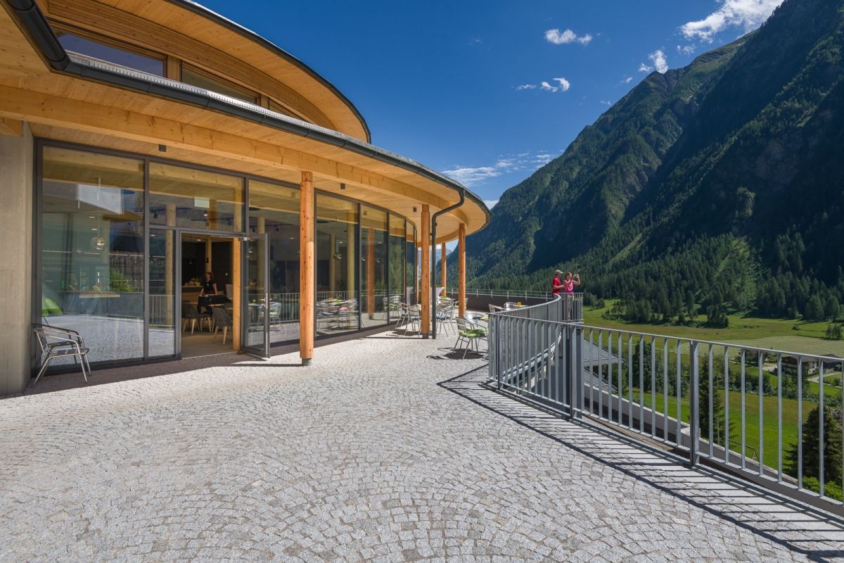 Der gepflasterte Eingang vom Haus der Steinböcke im Sommer