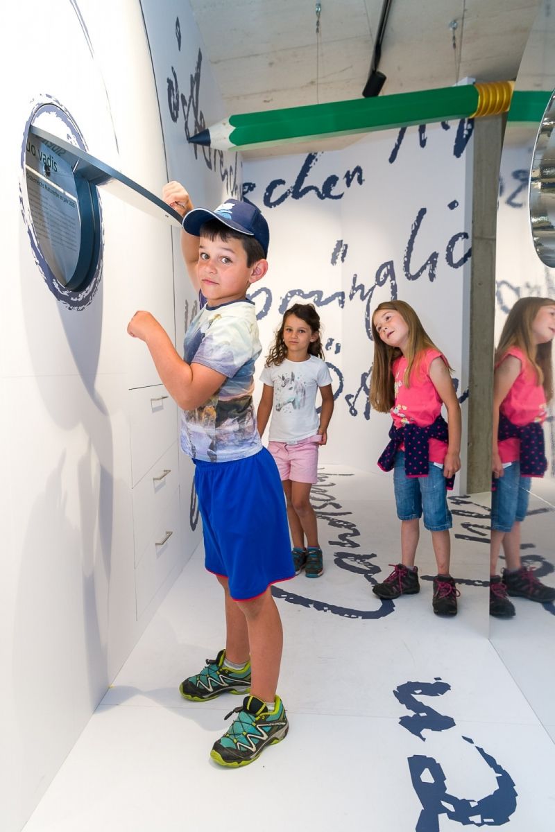 3 Kinder in der Ausstellung im Haus der Steinböcke