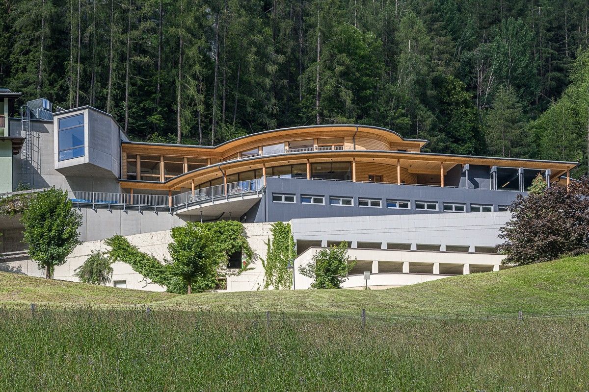 Blick auf das Haus der Steinböcke im Sommer von unterhalb des Hauses, von einer Wiese aus