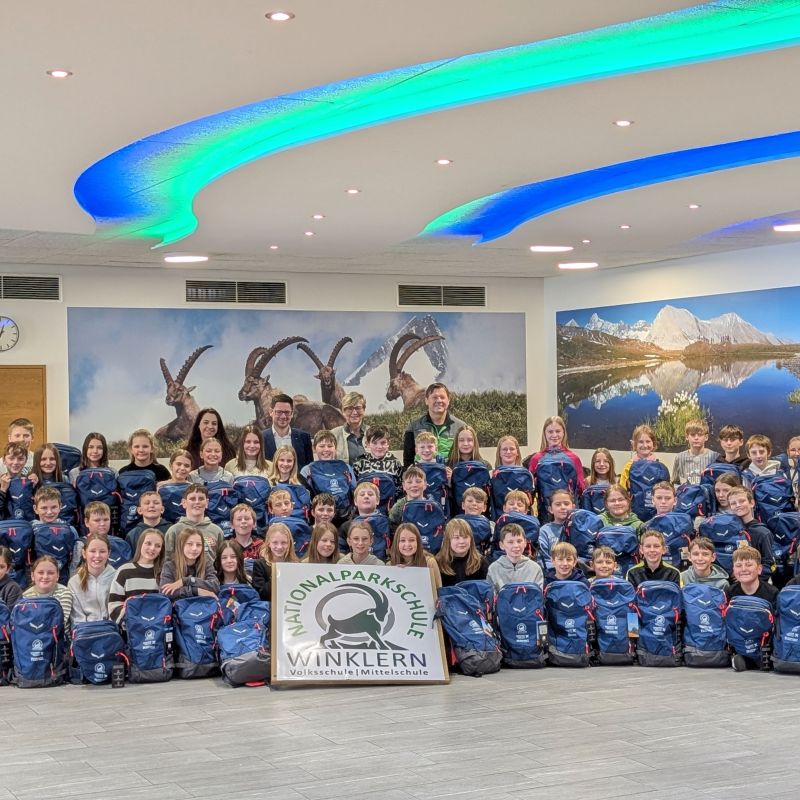 Übergabe von 70 Starterpaketen für die Teilnahme der ersten Klassen der Nationalparkmittelschule Winklerrn.