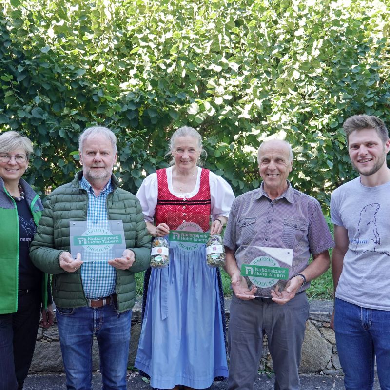 Nationalpark-Direktorin Barbara Pucker freut sich über den Zuwachs bei den Nationalpark Regionsproduzent:innen; vlnr: Nationalpark-Direktorin Barbara Pucker, Imker Horst Plössnig, Kräutertee-Expertin Theresia Posani, Imker Johann Ebner und Regionsprodukte-Ansprechpartner beim Nationalpark Hohe Tauern Marco Schiefer.