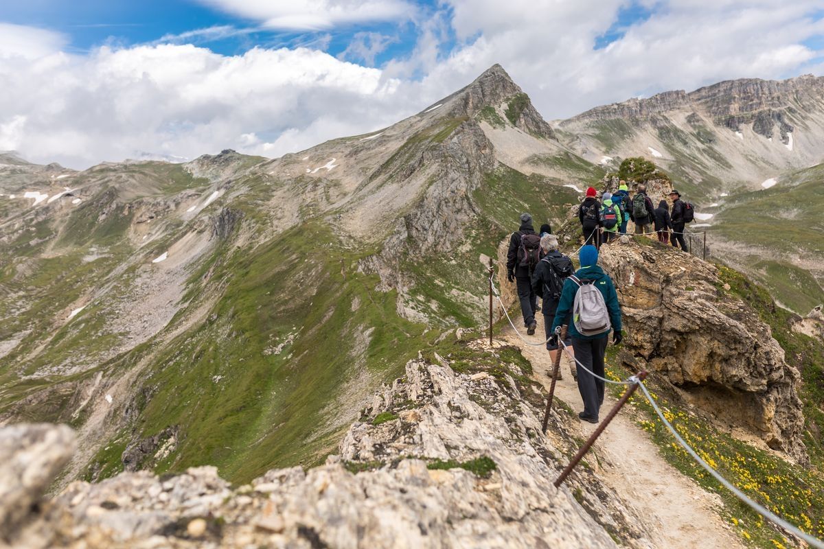 Gruppe wandert mit Blick auf Berge