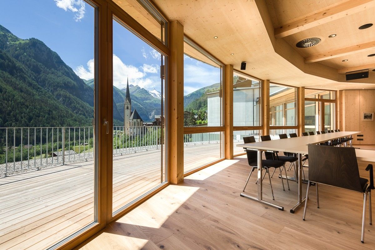 Besprechungsraum im Haus der Steinböcke mit Blick auf Kirche und Berge