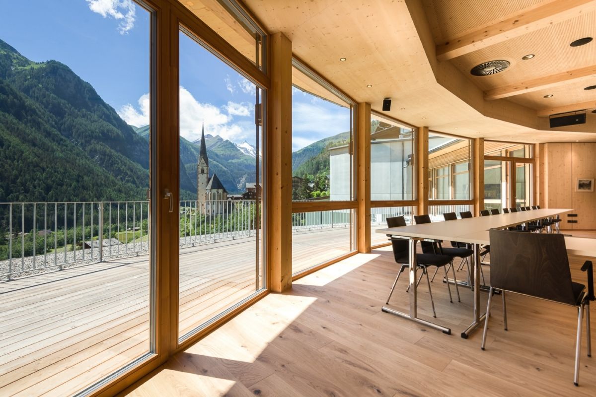 Besprechungsraum im Haus der Steinböcke mit Blick auf Berge und Kirche