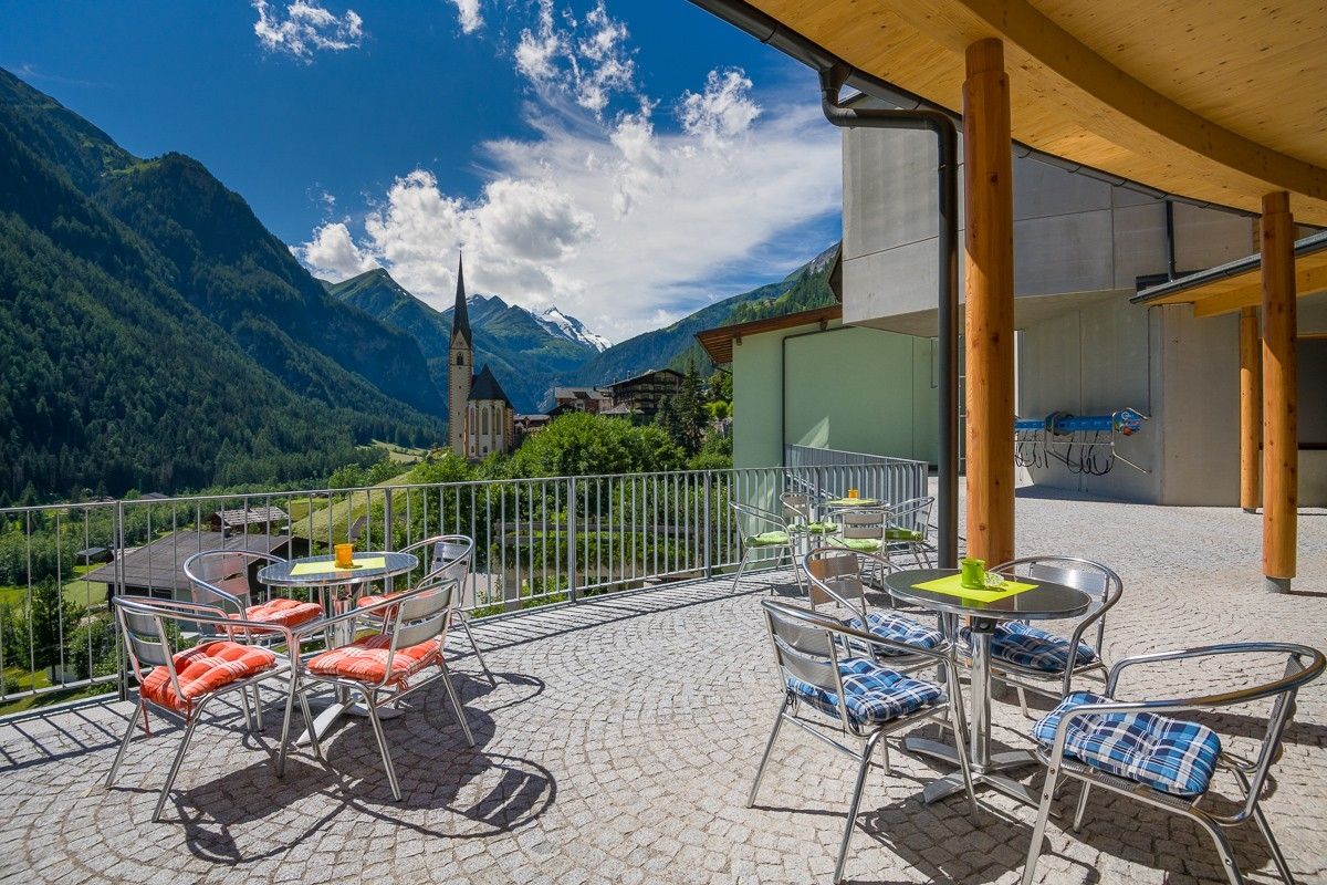 gepflasterte Terasse im Haus der Steinböcke mit Blick auf Kirche von Heiligenblut