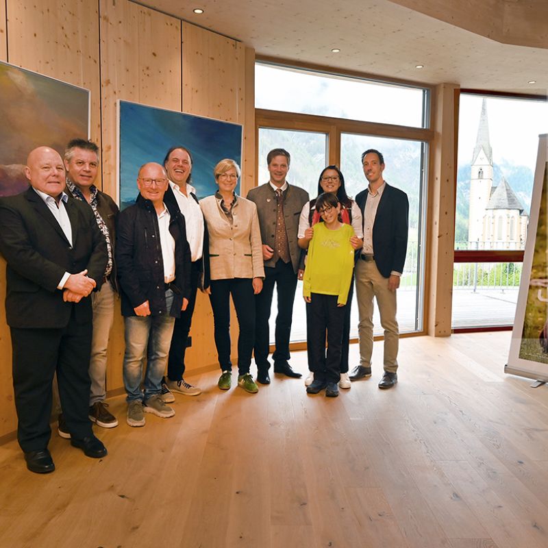 V.l.n.r.: Igor Pucker (Präsident Kunstverein Kärnten), Bgm. Arnold Klammer (Gemeinde Obervellach), Peter Rupitsch (Direktor fans&friends), Richard Klammer (Künstler und Musiker), Barbara Pucker (Nationalparkdirektorin), Bgm. Martin Lackner (Gemeinde Heiligenblut am Großglockner), LRin Sara Schaar (Nationalparkreferentin) mit Cousin Leandro Lichtner und Bezirkshauptmann Markus Lerch (Spittal/Drau).