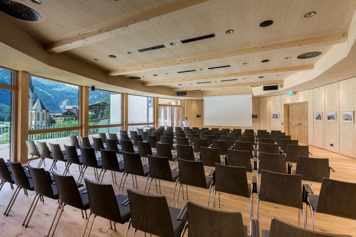 viele Stühle vor einer Leinwand im Mehrzwecksaal