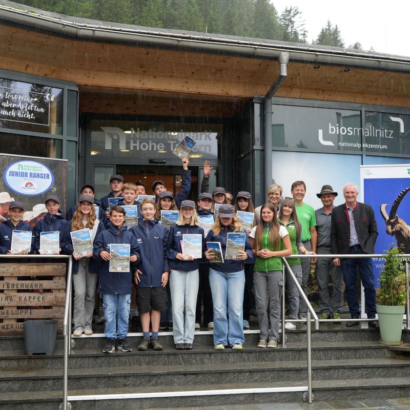 Zum feierlichen Abschluss bekamen die Jugendlichen ihr Zertifikat als Kärntnermilch‑Junior‑Ranger:in – ein Zeichen ihrer Naturverbundenheit und ihres Einsatzes für den Nationalpark Hohe Tauern.
