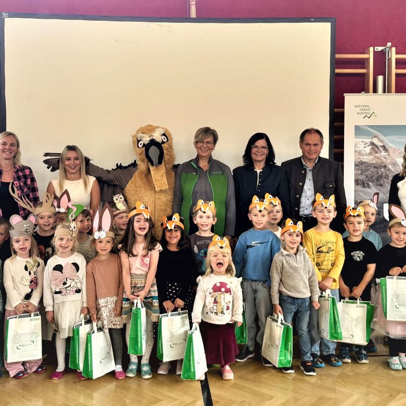 Mit der heutigen Unterzeichnung der Kooperationsvereinbarung besiegelten der Pfarrkindergarten der Gemeinde Großkirchheim und der Nationalpark Hohe Tauern ihre Partnerschaft für frühe Naturbildung.